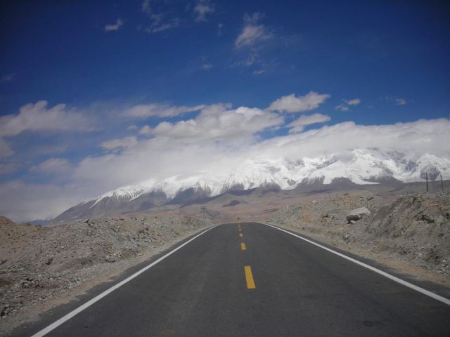 Karakoram Highway on the chinese side in much better condition than in Pakistan