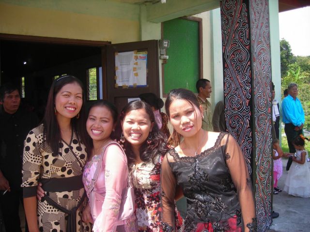 ...die Batakgirls von meinem guesthouse vor der Kirche. Ich war auf einer Hochzeit eingeladen. Die zweite von links, Shara, wollte mich unbedingt heiraten...