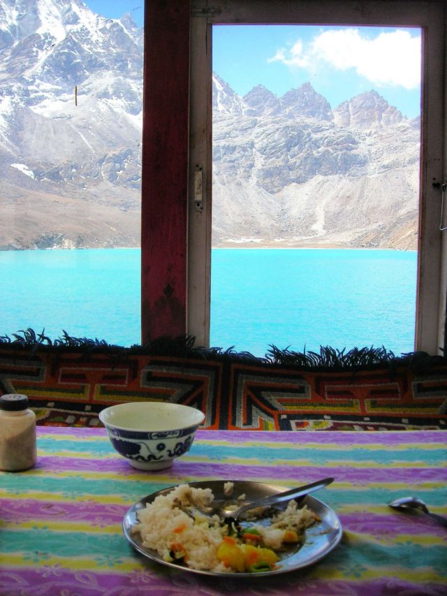 resting with a dal bat, in the back the Gokyo lakes'