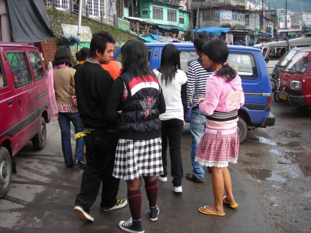 Punks in Darjeeling, da wo der Tee waechst...; Ein bischen Ramones, etwas Cindy Lauper gemischt mit ner Prise Ska. Man achte auf das Gelb des Taschentuches der linken Person, abgestimmt mit dem gleichen Farbton des Gelbes der Slipper. Zufall?