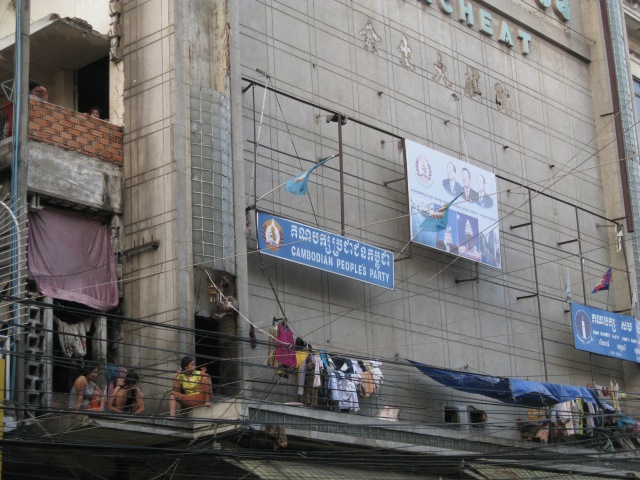 rumpelnde Fassade in PP, Cambodia, dient gleichzeitig auch als urbaner Lebensraum
