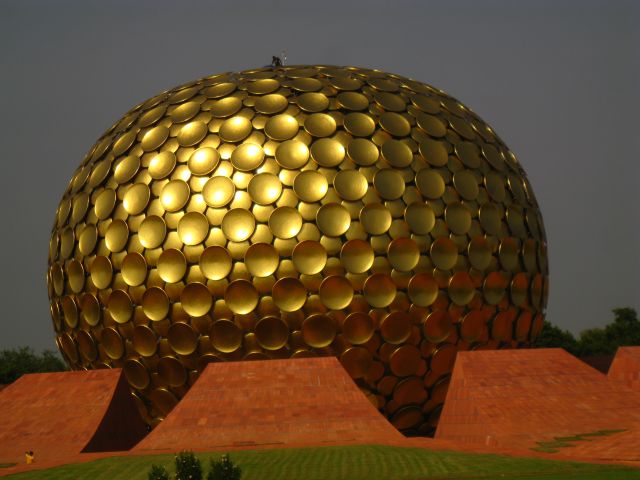 Das Matrimandir, die Kirche der Aurovillianer. Das sozialistisch, spirituell inspirierte gesellschaftliche Projekt trägt den Namen Auroville. Es gibt nur so etwas wie ein Grundeinkommen. Laut der letzten offiziellen statistischen Erhebung vom November 2009 leben in Auroville 2184 Menschen (1704 Erwachsene und 480 Kinder) aus 45 Nationen. (mehr siehe http://de.wikipedia.org/wiki/Auroville)