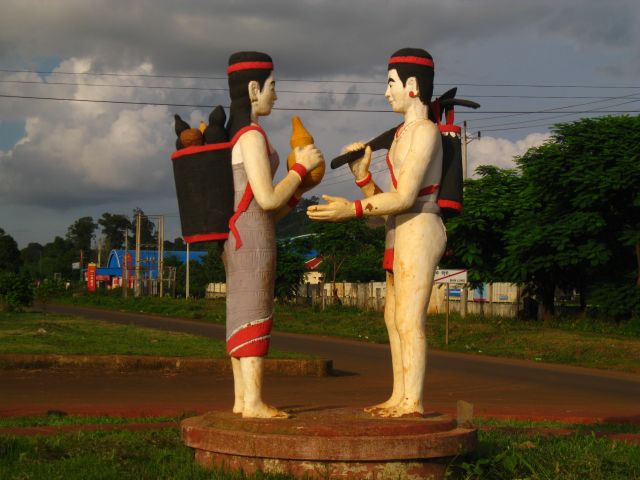 Banlung, Provinzcapitale von Rattanakiri im aussersten Nordosten des Landes, unweit der laotischen und vietnamesischen Grenze. In der Gegend leben viele Minoritäten die oftmals kein Khmer, die Landessprache Kambodschas sprechen. Was wohl mit dieser Statue symbolisiert werden soll..