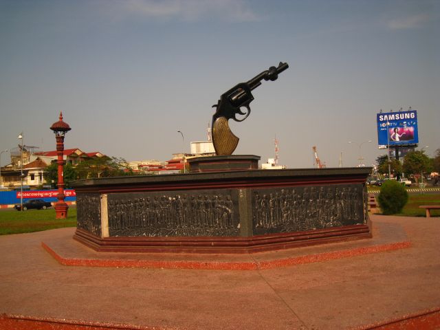Khley Kouch Kanon (Tied-Up Pistol Cannon) near the Japanese Bridge in Phnom Penh. Symbol für die Entwaffnung des Landes. Es wird gesagt, das das Material für diese Skulptur unter anderm aus Waffen besteht, die man 1999 in einer grossangelegten öffentlichen Zeremonie zerstört hat!