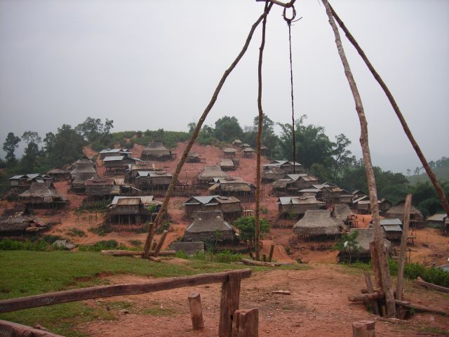 Akha Dorf, davor der Dorfspielplatz