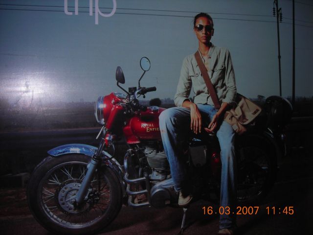 enfield werbung in einem motorradshop in calcutta