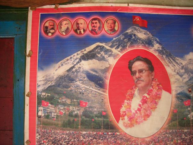 Maoistisches Wahlplakat: Der Parteivorsitzende Prachanda; oben links die Ideologischen Vorbilder... Marx, Engels, Lenin, Bruederchen Stalin (in diesem Falle hat man wohl die Geschichtsbuecher nicht richtig gelesen) und Mao