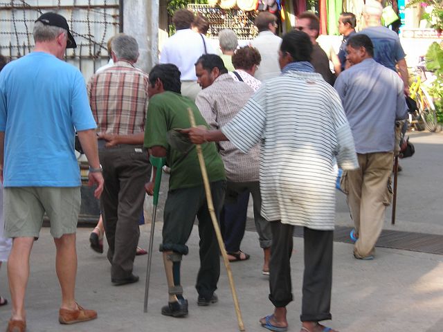 minenopfer beim betteln am eingang von toul sleng - auch S21 genannt