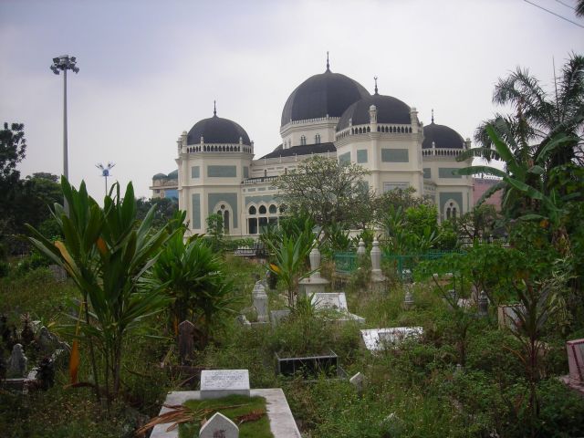 die grösste moschee sumatras von der friedhofsseite