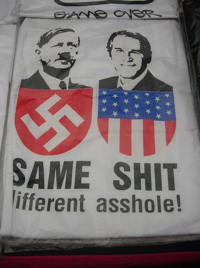 Allerspaetestens seit es feststeht, dass Barak Obama fuer die Demokraten im Land der unbegrenzten Moeglichkeiten als Praesidentschaftskandidat antritt, fallen die Preise fuer Anti- Bush T-Shirts auf dem Weltmarkt fast taeglich auf ein neues Allzeittief. Die Ware muss vom Markt bevor unser Welt derzeit liebster Boesewicht in Vergessenheit geraet. Die Zeit wird knapp, nur noch 6 Monate bis zur Wahl! Es bleibt also nicht mehr viel Zeit um sich nach einem neuen Teufel umzuschauen?! Es war schon einen seltsame Komik, die sich waehrend (o.k. sie dauert ja noch an) den 2 Bush Legislaturperioden abspielte. Vor allem der Zeitraum, indem die Anti-Bush Hysterie ihren Zenit erreichte...die wuerde ich so ca. vor 3-4 Jahren einorden, hatte etwas von Absurdistan. Bush jr. wurde durch seine Suenden und mit Hilfe der Medien zum universellen Pruegelknaben der Weltgemeinde - so eine Art Che Guevara des Boesen. Menschen die sich sonst kaum fuer Politik interessierten trugen ploetzlich Anti-Bush T-Shirts. Wenn man nur seinen Namen hoerte kam man schlecht drauf, vernahm ich hier und da. Ueber Bush zu schimpfen war schon aehnlich unverfaenglich wie uebers gestrige Fussballspiel zu plaudern. Smalltalk - man lag quasi nie falsch und hatte anschliessend sogar das Gefuehl etwas Gutes getan zu haben. Es wurde uns wohl noch nie so einfach gemacht ueber Politik zu reden. Mr. Bush war Omnipraesent! Alle anderen Boesewichte auf dieser Welt und von denen gab und gibt es auch heute noch reichlich, kamen durch die Dominanz des amerikanischen Praesidenten fast ungeschoren davon. Bush erinnerte manchmal an einen ruppigen zornigen Mittelfeldspieler einer Fussballmanschaft, der nur schwer vom Ball zu trennen war, alle Gegener auf sich zog um seinen politischen Mitakteueren freien Raum zu gewaehren - damit diese unbehelligt einzulochen konnten! Auf meinen letzten zwei Pakistanreisen wurde mir immer wieder versichert, dass hinter jedem Bombenanschlag George W. Bush jr. stecken wuerde - und Bombenanschlaege gab es viele in Pakistan. Man koennte sagen, sie gehoeren zur Tagesordnung. Ein Moslem wuerde so etwas nie machen versicherte man mir immer wieder, dass verbiete einem naemlich der Koran. Da waren sich die Pakistanis schon recht sicher! Bush avancierte zu einem politischen Jesus, der ob er wollte oder nicht fuer alles Unheil auf dieser Welt seinen Kopf hinhalten musste. Ueber ihn zu schimpfen war sowas wie Busse tun. Man konnte beim Kiosk um die Ecke eine Schachtel Zigaretten klauen. Und wenn man danach ueber Bush schimpfte, hob sich die Tat quasi wieder auf - sie neutralisierte sich. Das war schon ein Klasse Konzept. Ein Bekannter von mir war im Zuge des Hoehepunktes der Anti-Bush Euphorie sogar voellig davon ueberzeugt, dass Herr Bush auch bei dem mysteriousen Tod von Kurt Cobain seine Finger im Spiel hatte. Obwohl passt das eigentlich zeitlich zusammen, da muss er wohl noch Senator oder Buergermeister irgendwo in Texas gewesen sein?! Nun ja - frueh uebt sich! Wie Schoen, dass spaetestens im Oktober dieser Unheilbringer von der politischen Buehne komplett abtreten (anders als Putin, der ja ueber einen gelungenen Streich immer noch am Hebel sitzt) muss. Hoffentlich wird sich die Welt zu einem besseren veraendern?! Aber was wird aus Uns, den Medien, den Arbeitspleatzen in der T-Shirt Industrie usw.. Brauchen wir nicht einen neuen Pruegelknaben, einen der unsere selbstlose positive Gesinnung untermauern kann. Heisser Tip fuer alle die nicht solange nachdenken wollen: Wie sieht es den aus mit dem sudanesischen Pol Pot, Praesident Umar al-Baschir - ich gebe zu sein Name laesst sich etwas schwer merken, aber wer etwas Zeit hat und ein wenig recherchiert wird schnell feststellen muessen, dass er es als Bosewicht ohne weiteres mit George W. aufnehmen kann. Oder wie waere es den mit dem simbabwischen Diktator Robert Mugabe. Ueber 20 Jahre im Amt und Meister einer Hyperinflation. Seine affenaehnliche Physiognomie wuerde sich doch gut auf jedem T-Shirt machen?! Halt nein! Bei genauerem Nachdenken sind diese Herren wohl doch nicht so geeignet. Sie sind zwar auch ziemlich boese - aber schwarz! Zu verfaenglich, zu viele Nebenkonotationen - nicht uneingeschraenkt Alltagstauglich. Zu schnell koennte man mit deren Konterfei in ein falsches Licht geraten. Anderer Vorschlag...wie sieht es den aus mit dem neuen Lebenspartner des italienischen Exmodels Carla Bruni, Monsieur Nicolas Sarkozy. Der hat vor nicht allzu langer Zeit doch schon als Innenminister fuer Furore und steigende Aktienkurse franzoesischer Autohersteller sorgen koennen!