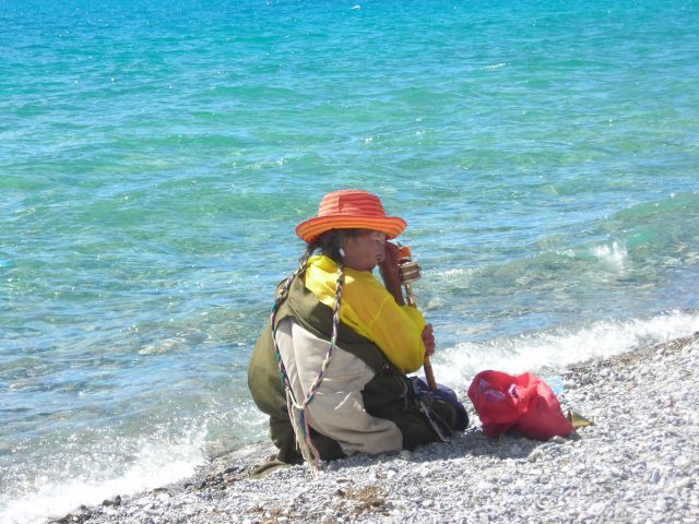 tibetan woman praying