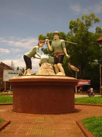 Kampot im Süden Kambodschas: Die Skulptur firmiert als das sog. Saltworkerroundabout. Wohl eher die sozialisitsche Variante!