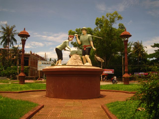 Kampot im Süden Kambodschas: Die Skulptur firmiert als das sog. Saltworkerroundabout. Wohl eher die sozialisitsche Variante!